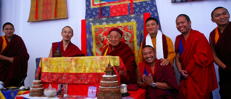 wspólne zdjęcie Lamów z Jongdzinem Rinpocze
